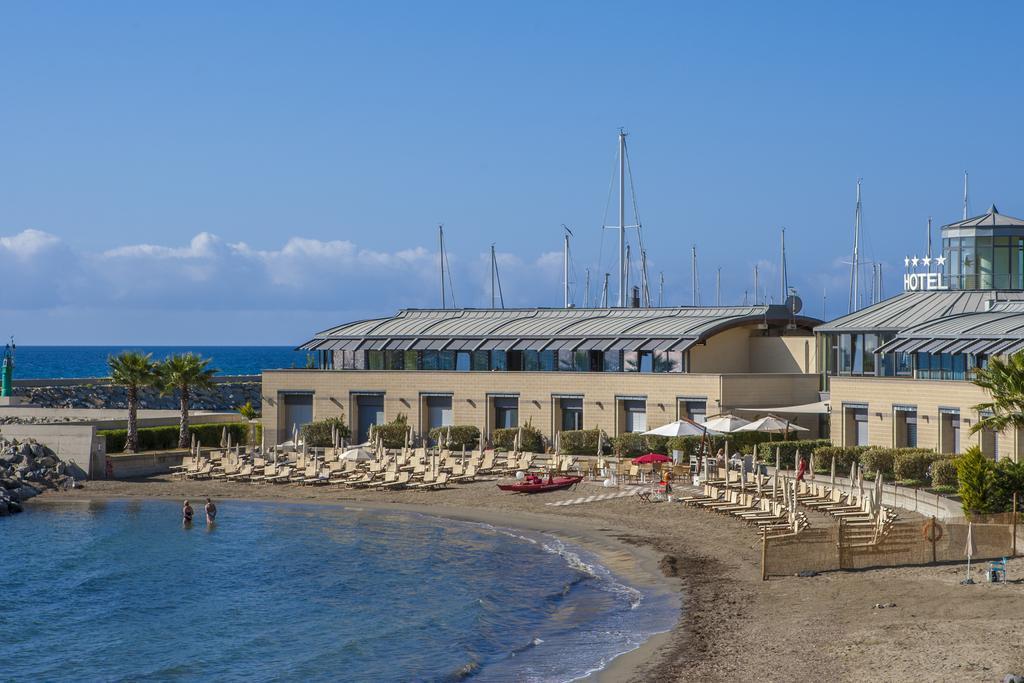 Hotel Riviera Dei Fiori San Lorenzo al Mare Bagian luar foto