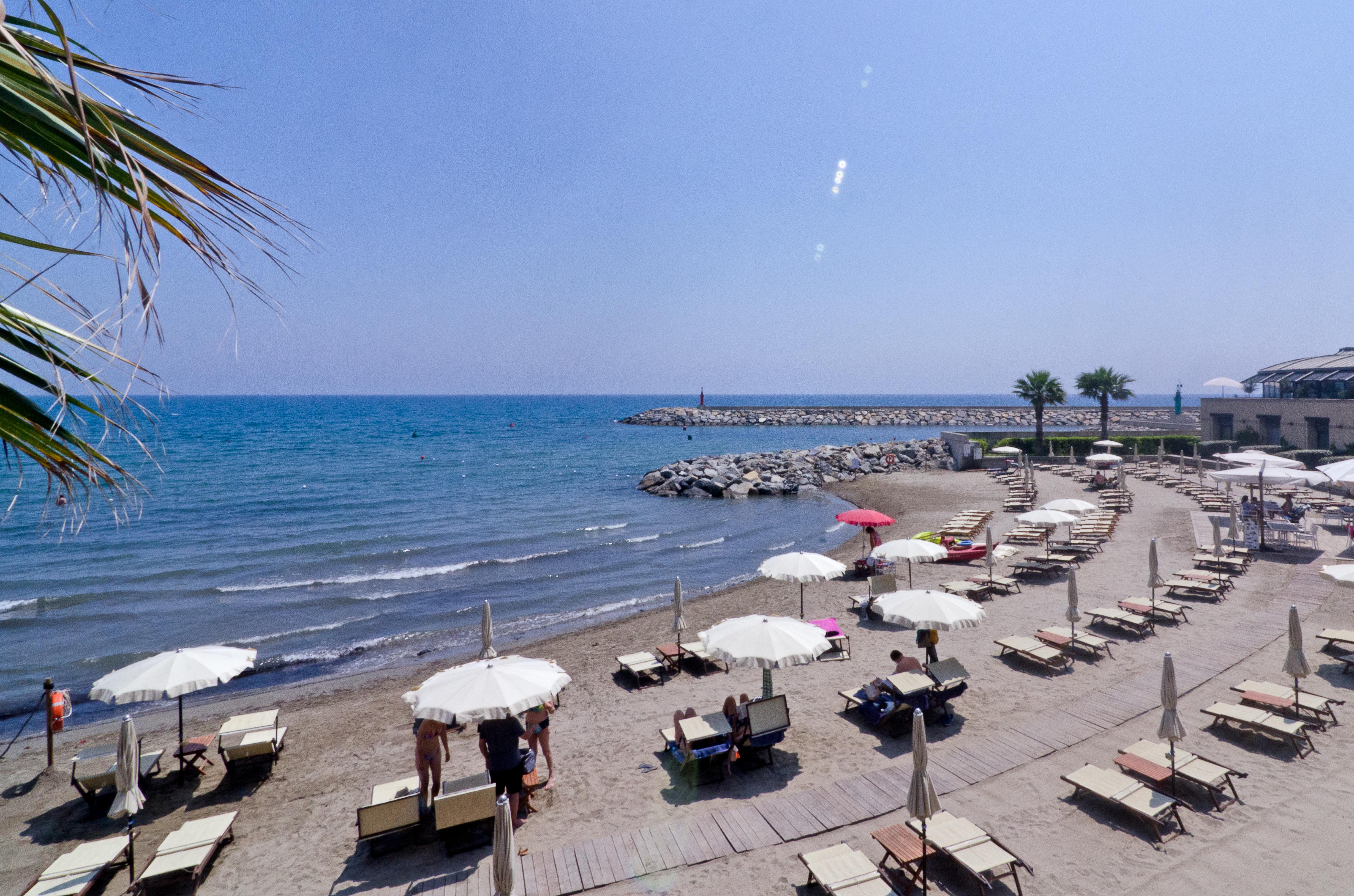 Hotel Riviera Dei Fiori San Lorenzo al Mare Bagian luar foto