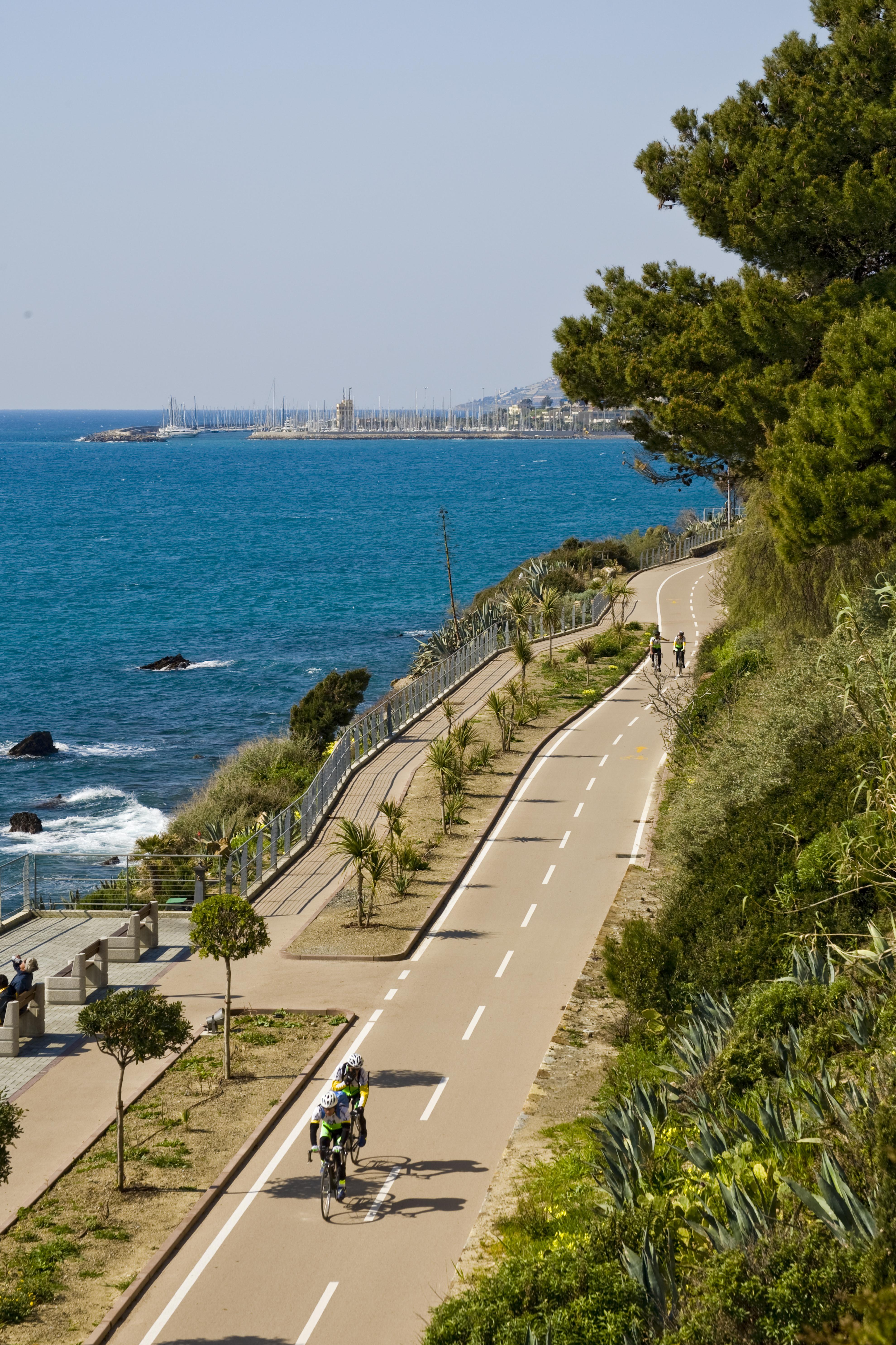 Hotel Riviera Dei Fiori San Lorenzo al Mare Bagian luar foto