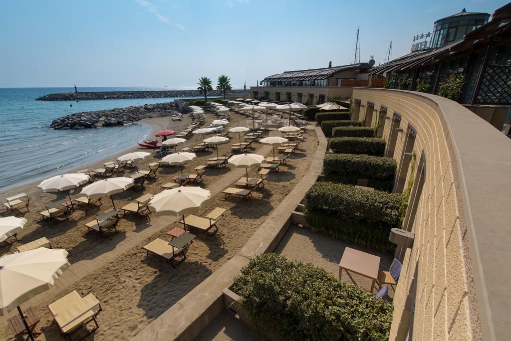 Hotel Riviera Dei Fiori San Lorenzo al Mare Bagian luar foto