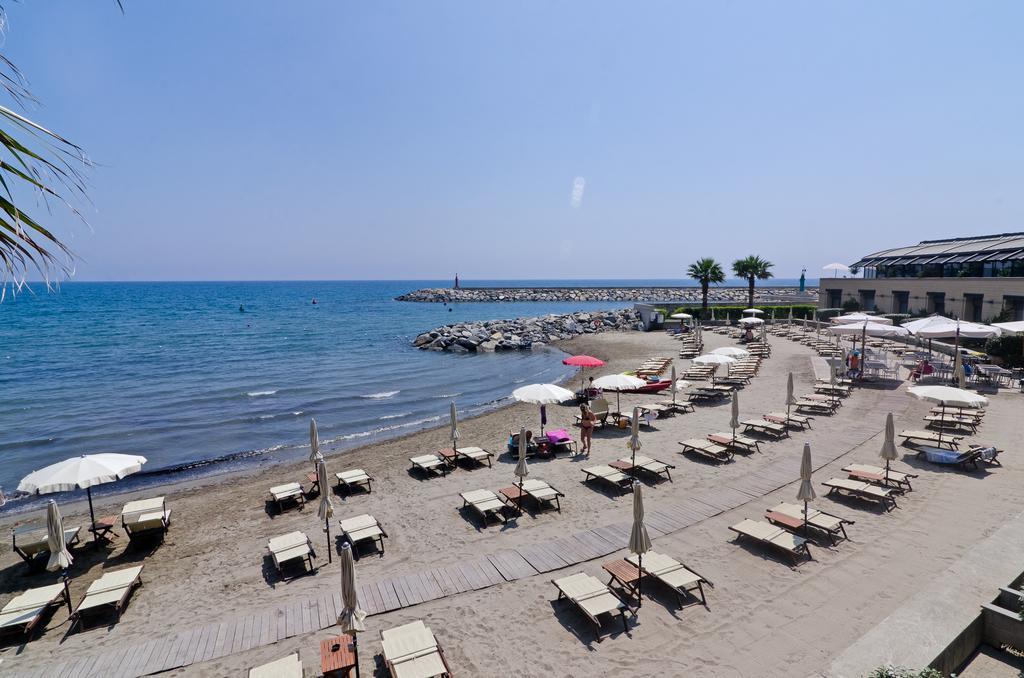 Hotel Riviera Dei Fiori San Lorenzo al Mare Bagian luar foto