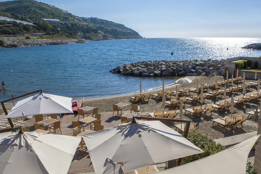 Hotel Riviera Dei Fiori San Lorenzo al Mare Bagian luar foto